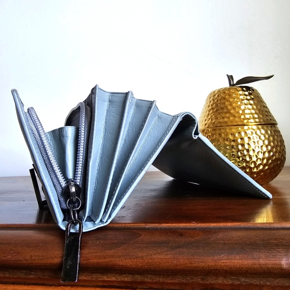 Gucci Leather Continental Flap Gray Wallet Rectangular "G" Signature Gucci Clasp - Picture 11 of 16